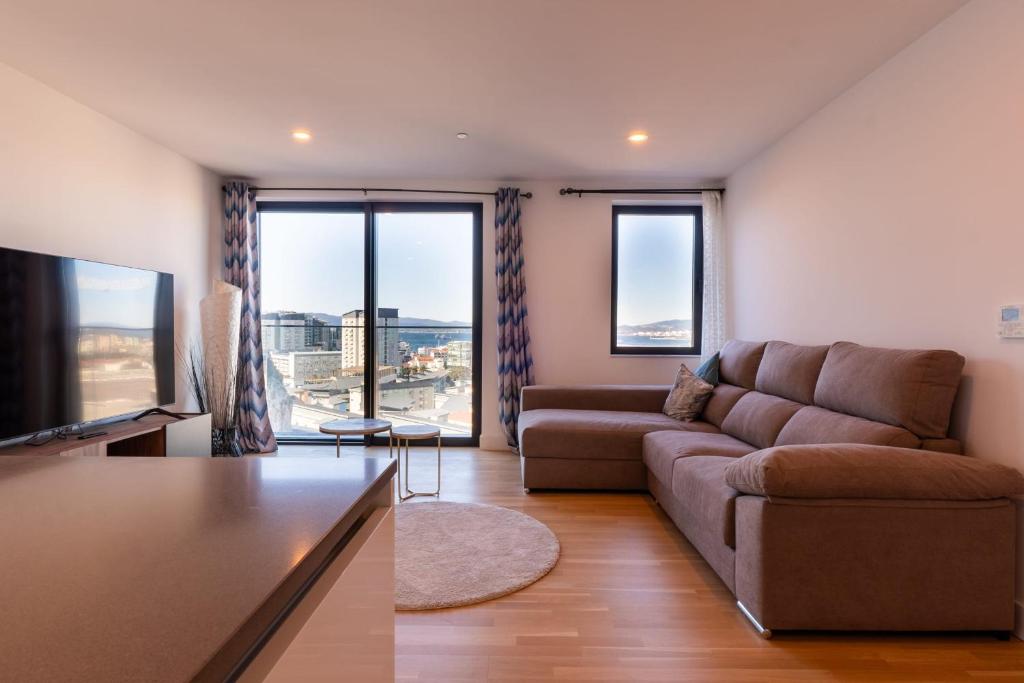 直布罗陀FORBES Suite1206-Hosted by Sweetstay的带沙发和平面电视的客厅