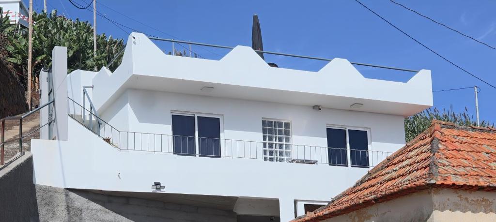 里韦拉布拉瓦Fifty´s House的一座白色的建筑,上面设有一个阳台