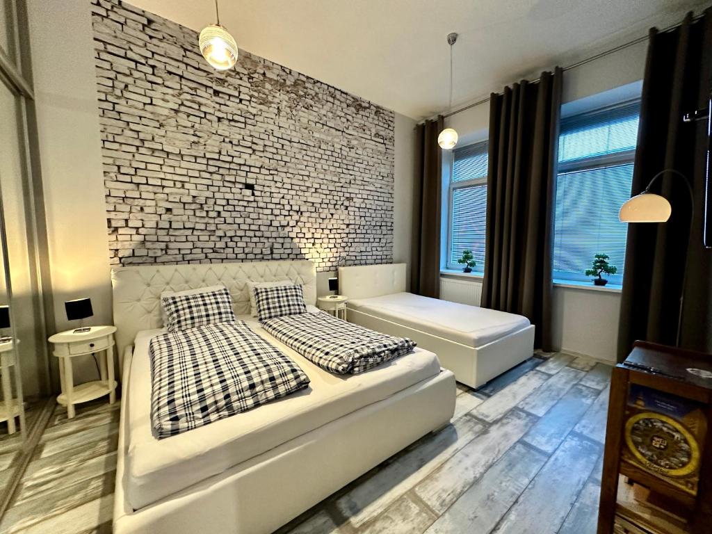 波普拉德Royal City Centre Apartment的一间卧室设有一张床和砖墙