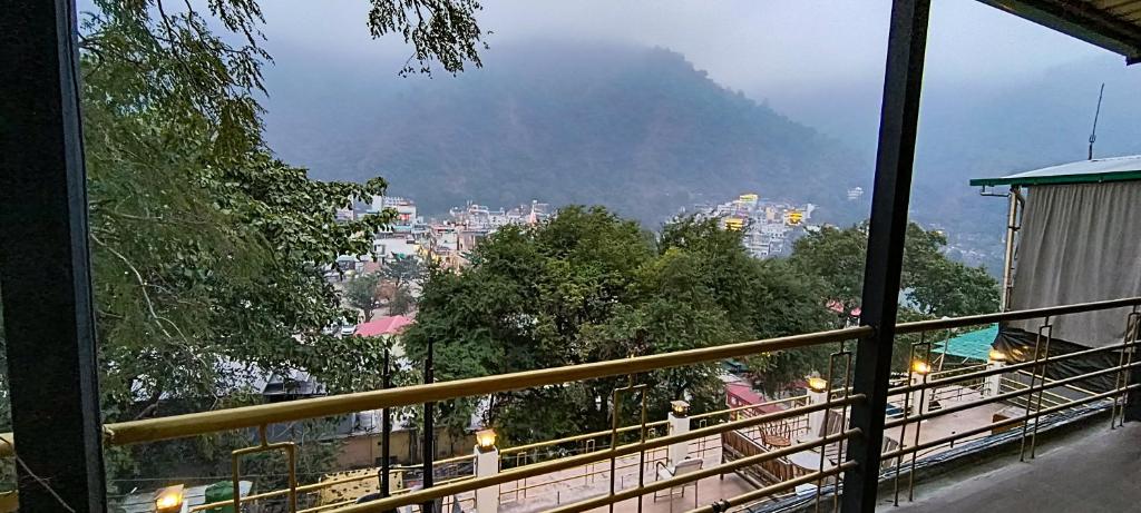 瑞诗凯诗Hotel Grace Ganga的阳台享有城市美景。