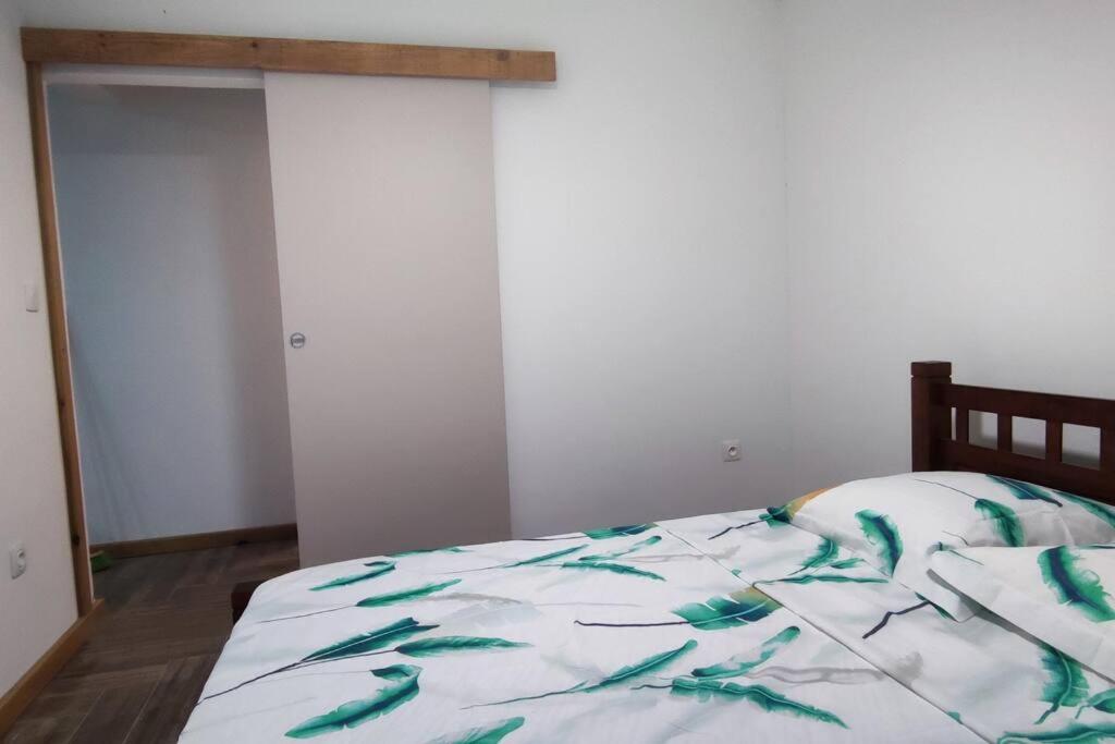 勒唐蓬Villa la fournaise的床上铺有绿色和白色的毯子