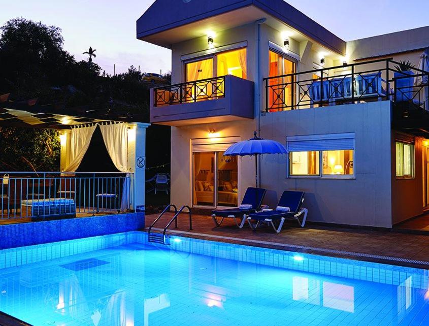 卡拉索斯Villa Francesca的房屋前有游泳池的房子