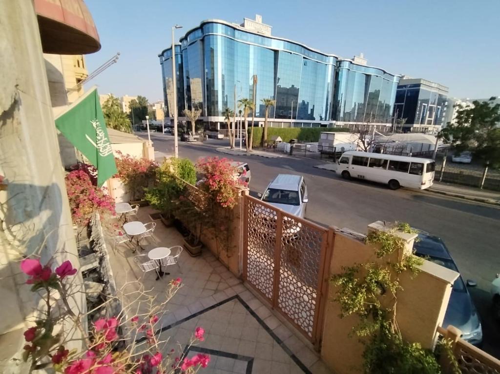 吉达فندق روتانة الحمراء的阳台享有街道和建筑的景致。