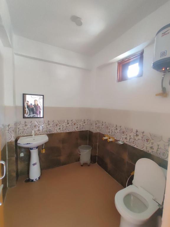 KettiThe King Hill的一间带卫生间和水槽的浴室
