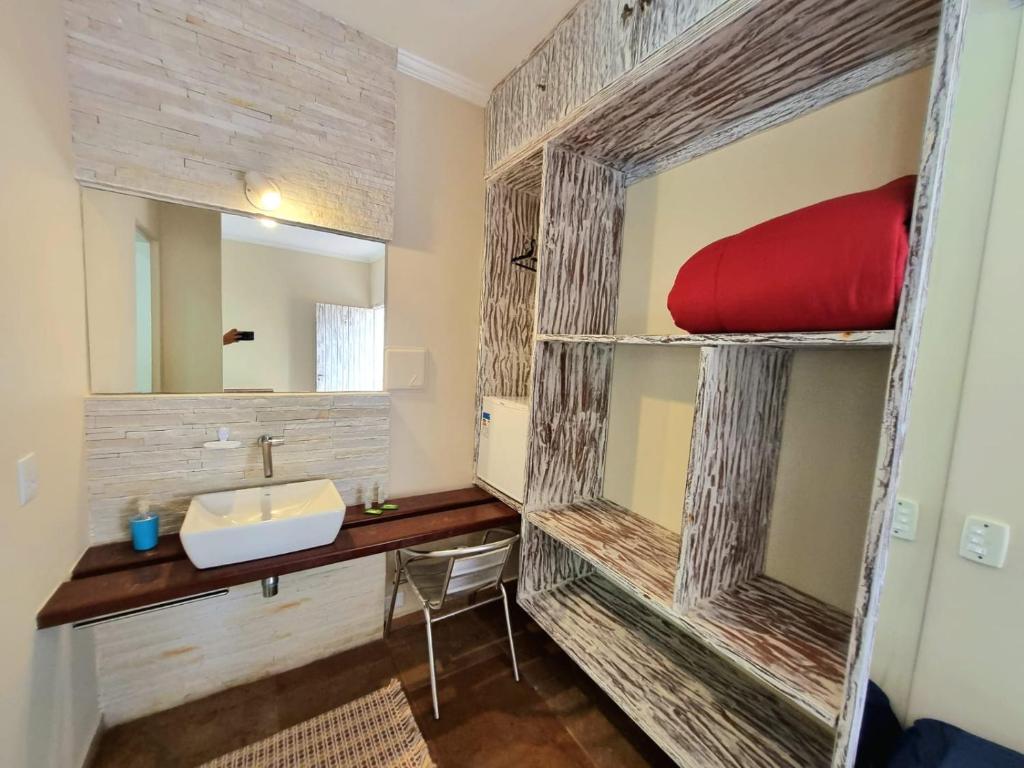 瓜鲁雅Vila Jabutis的一间带水槽和镜子的浴室