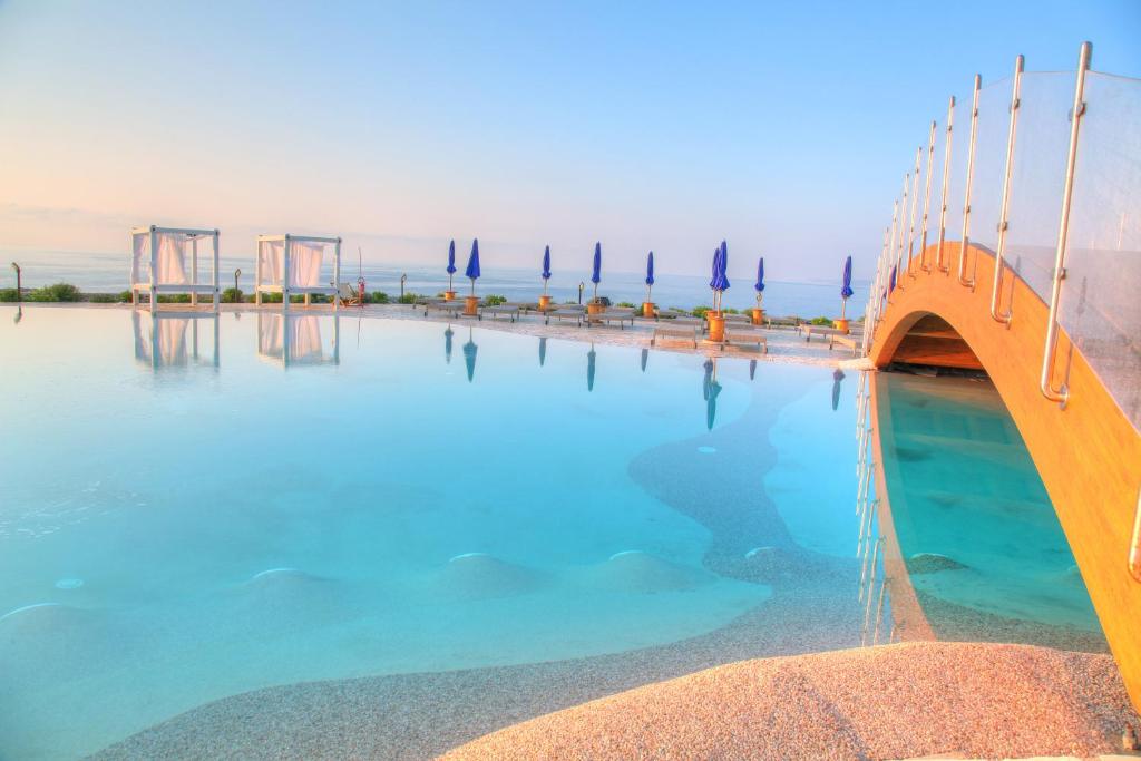 圣凯撒利亚温泉19 Summer Suites的蓝色的海水游泳池和桥梁