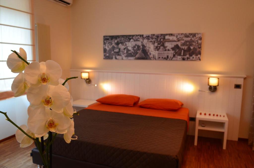 阿夸维瓦德莱丰蒂Terraeccellente B&B的一间卧室配有带两个枕头和鲜花的床