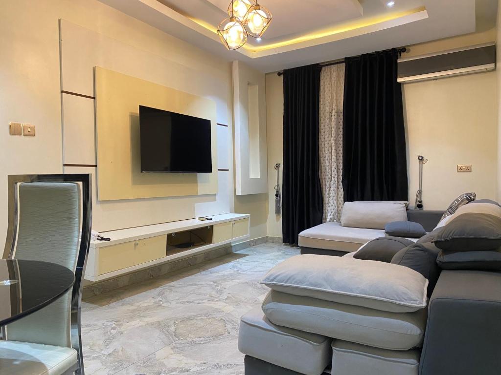 KusafeZurik Apartments的带沙发和平面电视的客厅