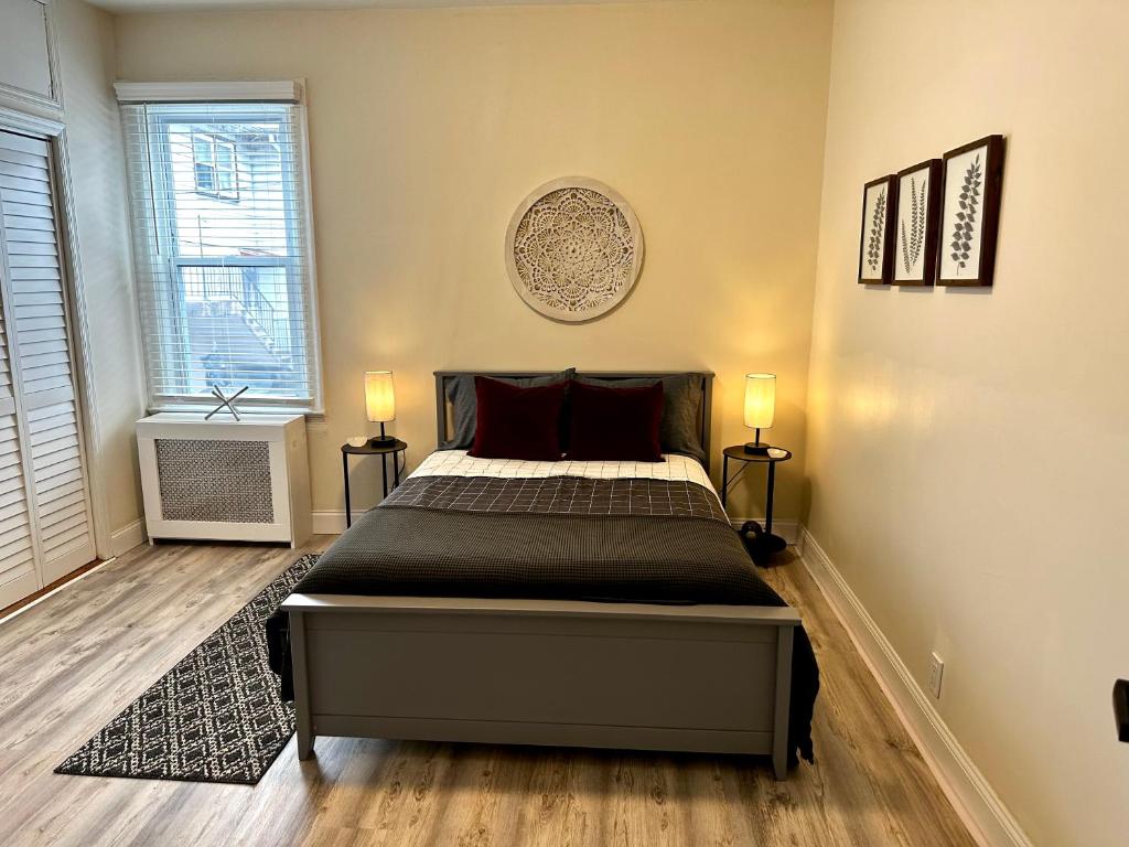 扬克斯2-A Diamond in Yonkers的一间卧室配有一张床和两盏灯。