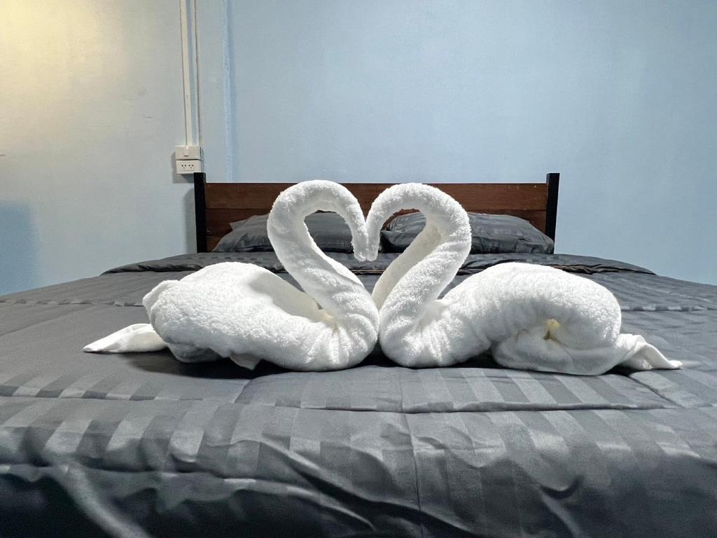 Ban Map PrasoeSS GUESTHOUSE的两个天鹅,一脸 ⁇ 着,好像在亲吻