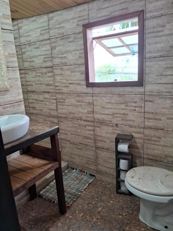 巴哈古拉提巴Pousada Marambaia Café的一间带卫生间、水槽和窗户的浴室