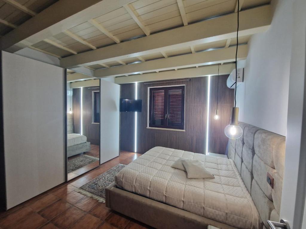 博格图Private villa relax 2 &spa的一间卧室配有一张床和一面大镜子