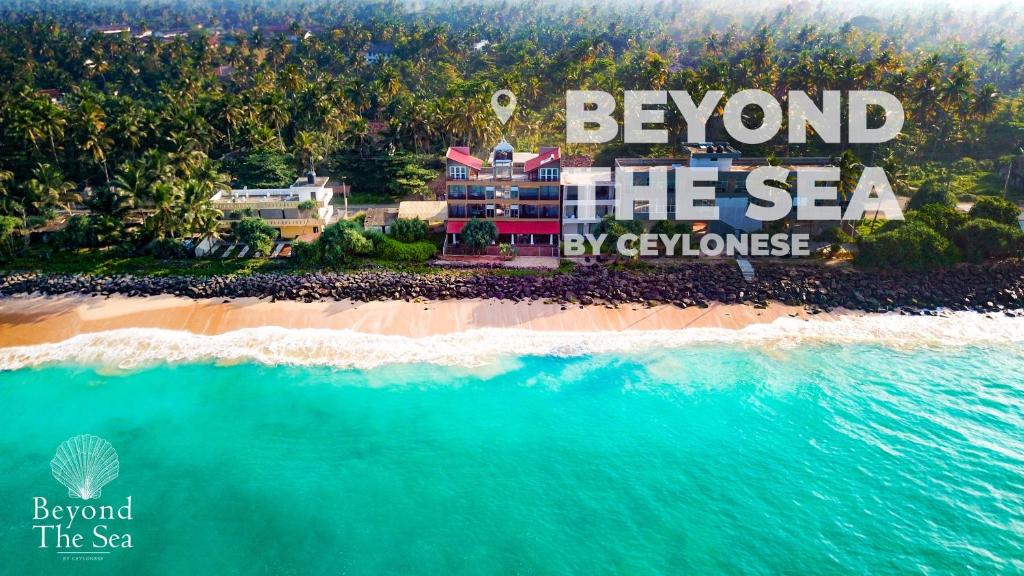 安伯朗戈德Beyond The Sea By Ceylonese的享有海滩和海滨度假胜地的景色