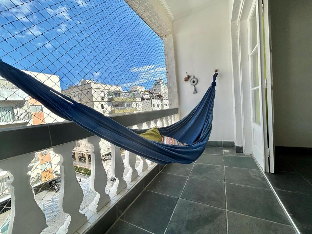 瓜鲁雅apartamento fofo Astúrias的带窗户的客房内的吊床