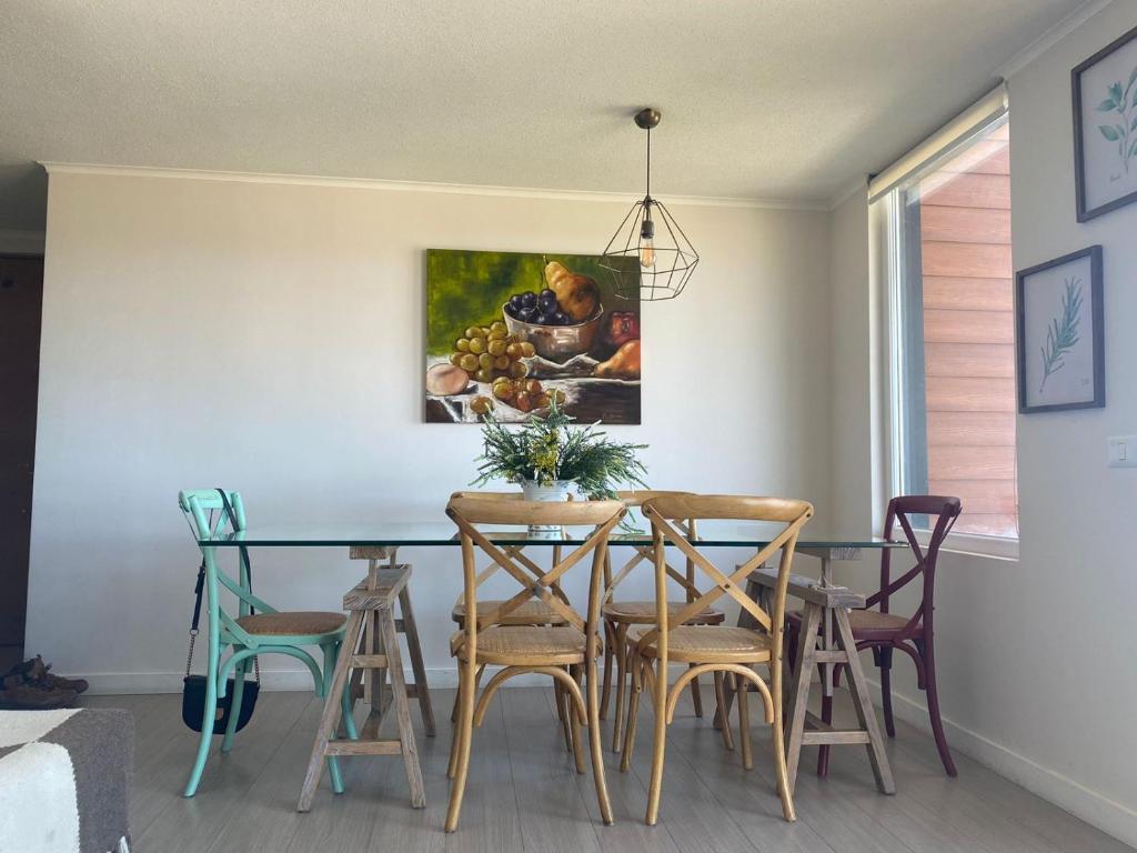 巴拉斯港Hermoso depa的餐桌、椅子和墙上的绘画