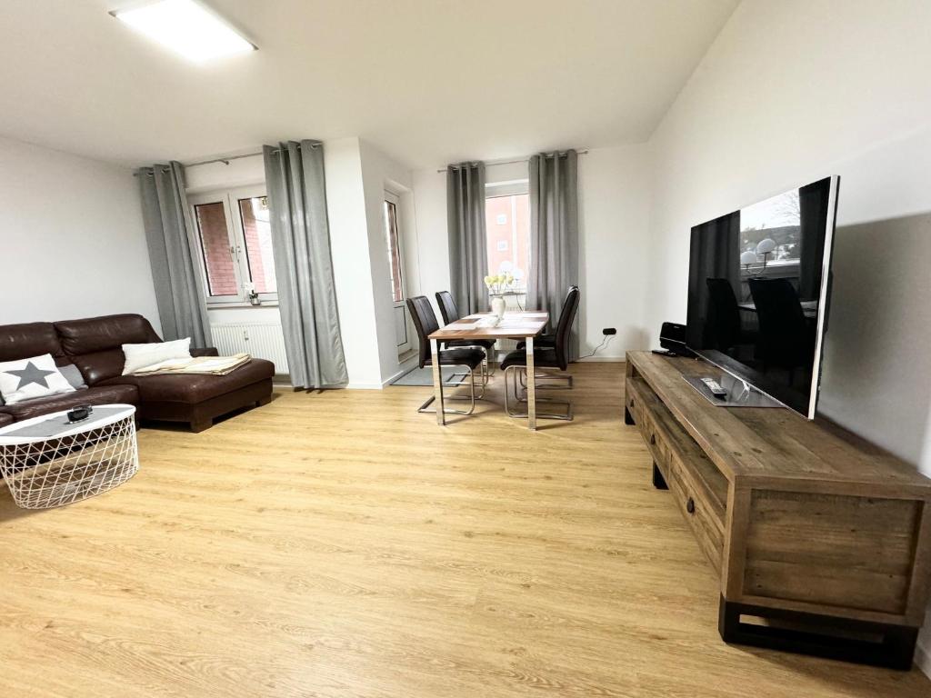诺登哈姆Traumhafte Ferienwohnung zentral的带沙发和平面电视的客厅