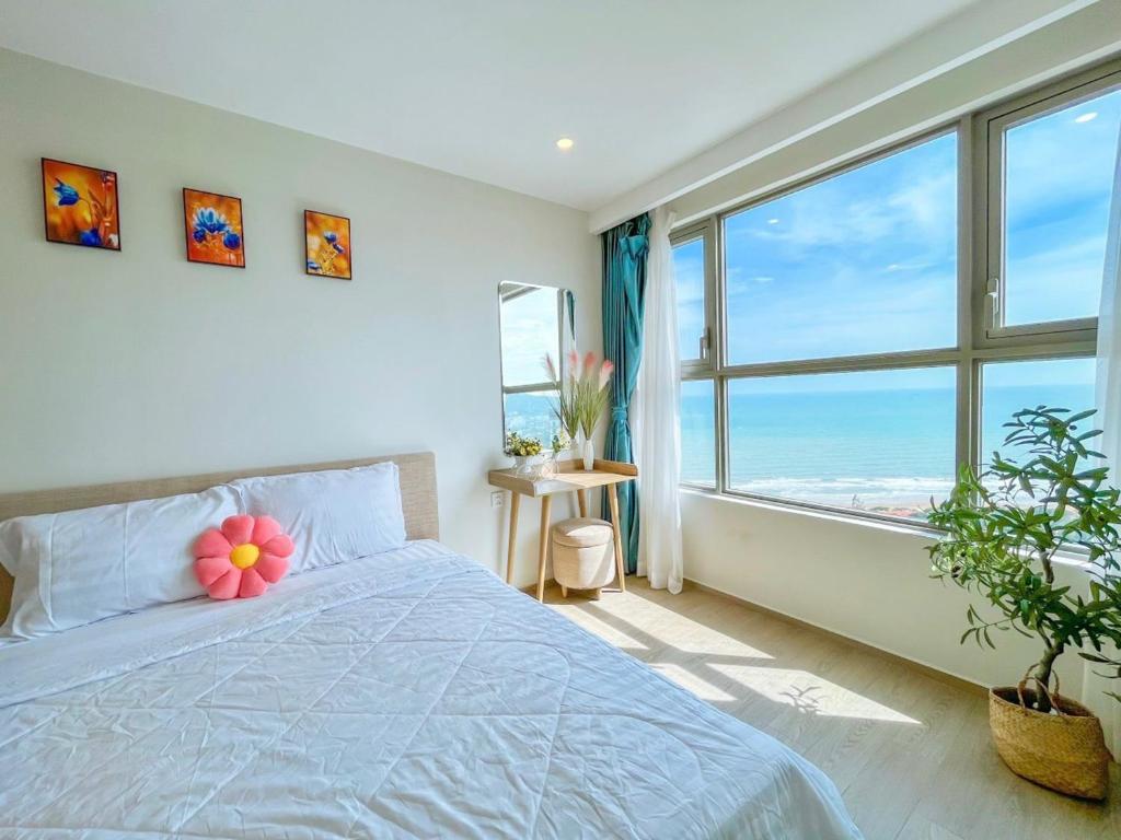 头顿The Song Balcony Apartment Vung Tau的一间卧室设有一张床和一个大窗户