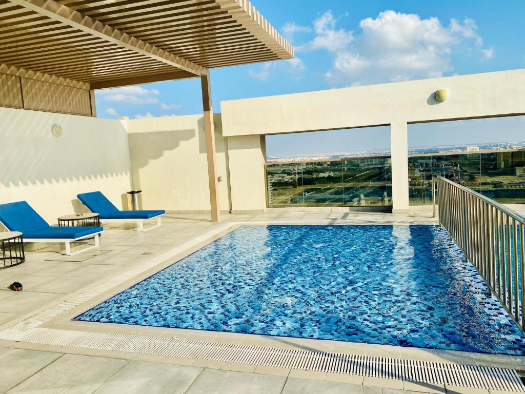 迪拜Executive Master Bedroom In Shared Apartment的建筑物屋顶上的游泳池