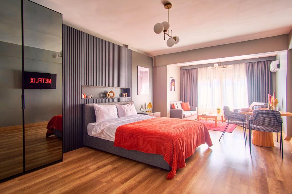 伊斯坦布尔TAKS-INN Suites的酒店客房 - 带一张床和用餐室