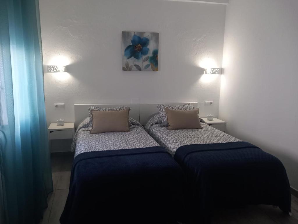 贝赫尔-德拉弗龙特拉Casa Patio Paraíso的一间小卧室,配有两张床和两盏灯