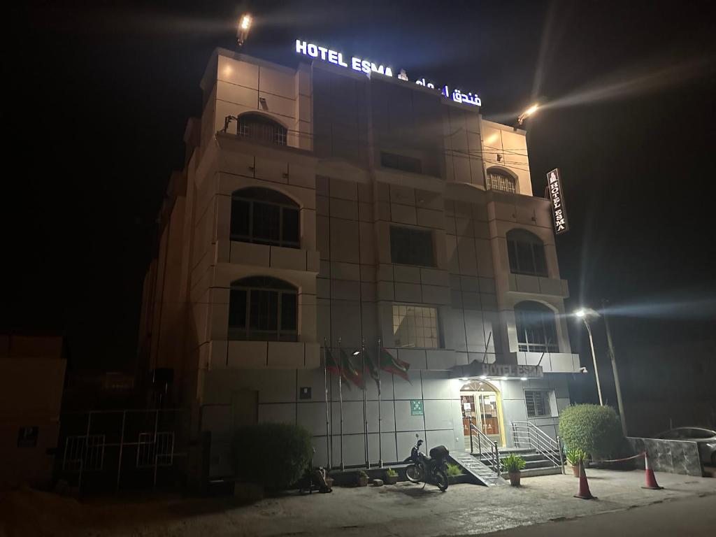 努瓦迪布Hôtel Esma Nouadhibou的一座建筑物,上面有夜间标志