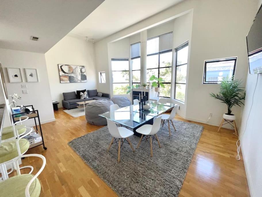 旧金山Bright Spacious & Comfortable Hayes Valley Condo的客厅配有玻璃桌和椅子