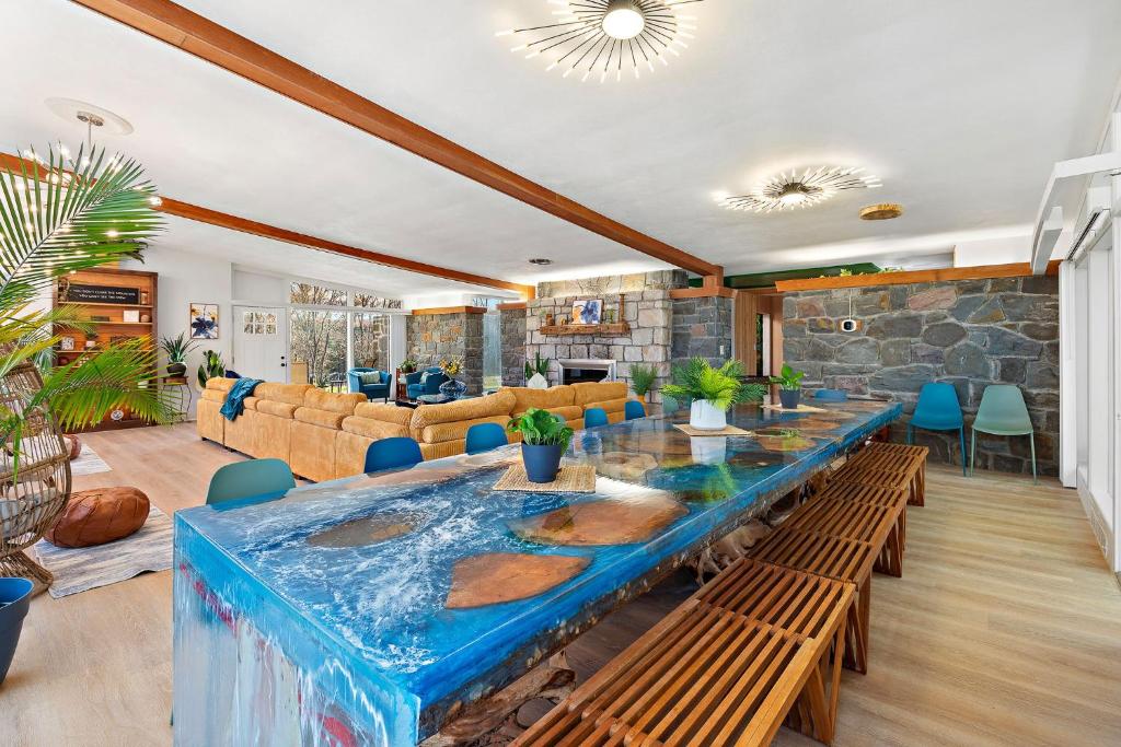 东斯特劳兹堡18 bd w Indoor Pool Hottub & Sauna - Mystery Room的用餐室配有带长凳的大蓝色桌子