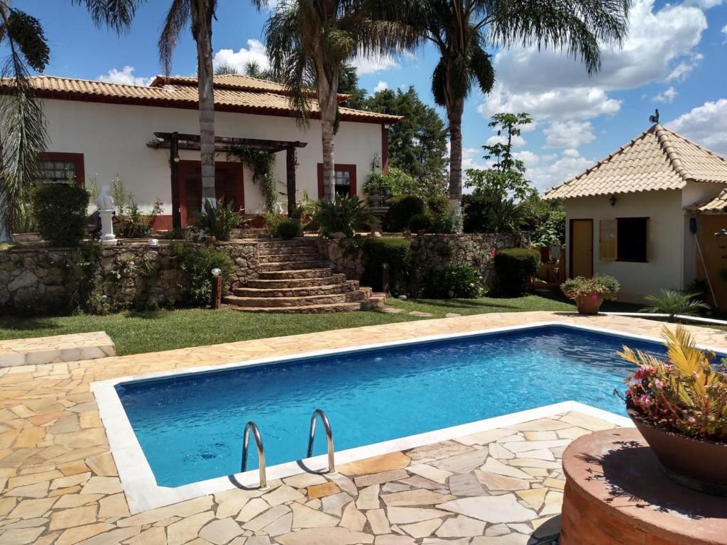 蒂拉登特斯Pousada Santa Bárbara的房屋前的游泳池