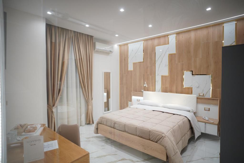 拉戈帕特里亚REDAMARE SUITE的一间卧室设有一张床和木墙