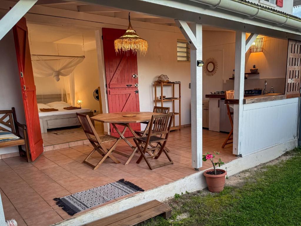 大博格Gîte Ti Carbet - Vue mer的一个带桌椅的庭院和一间厨房