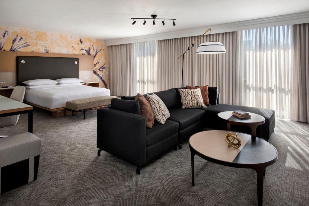 塔里敦威彻斯特万豪酒店的客厅配有沙发和1张床