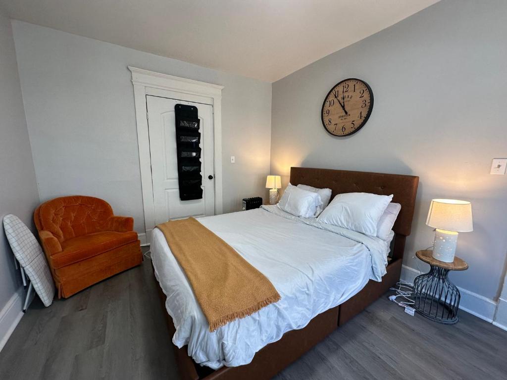 斯普林菲尔德Perfect stay for couples的卧室配有一张床,墙上挂着一个钟