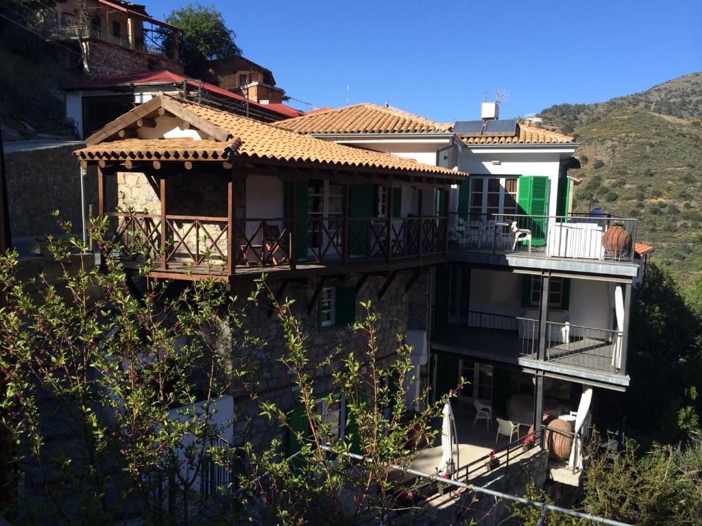卡洛帕尼亚伊奥蒂斯埃琳娜乡村民宿的带阳台的门廊的房子