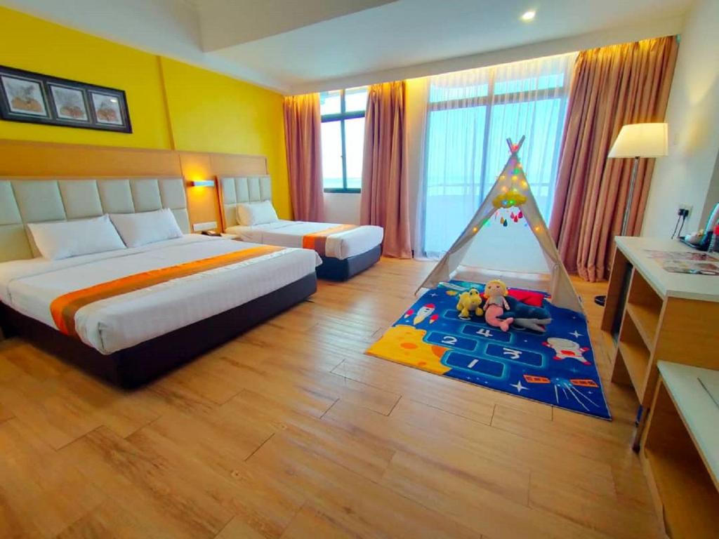 乔治市Hotel Sentral Seaview @ ​Beachfront的一间带两张床的卧室和一个游乐帐篷