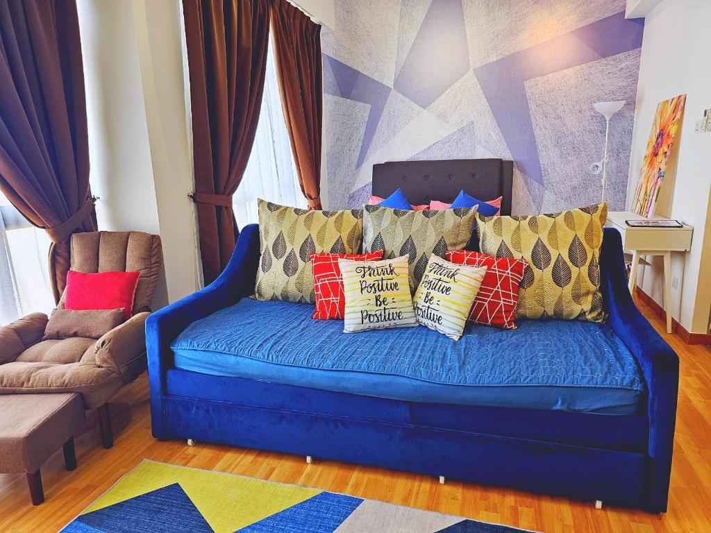 关丹HomeZz Imperium Residence Kuantan Studio Seaview的客厅配有带枕头的蓝色沙发
