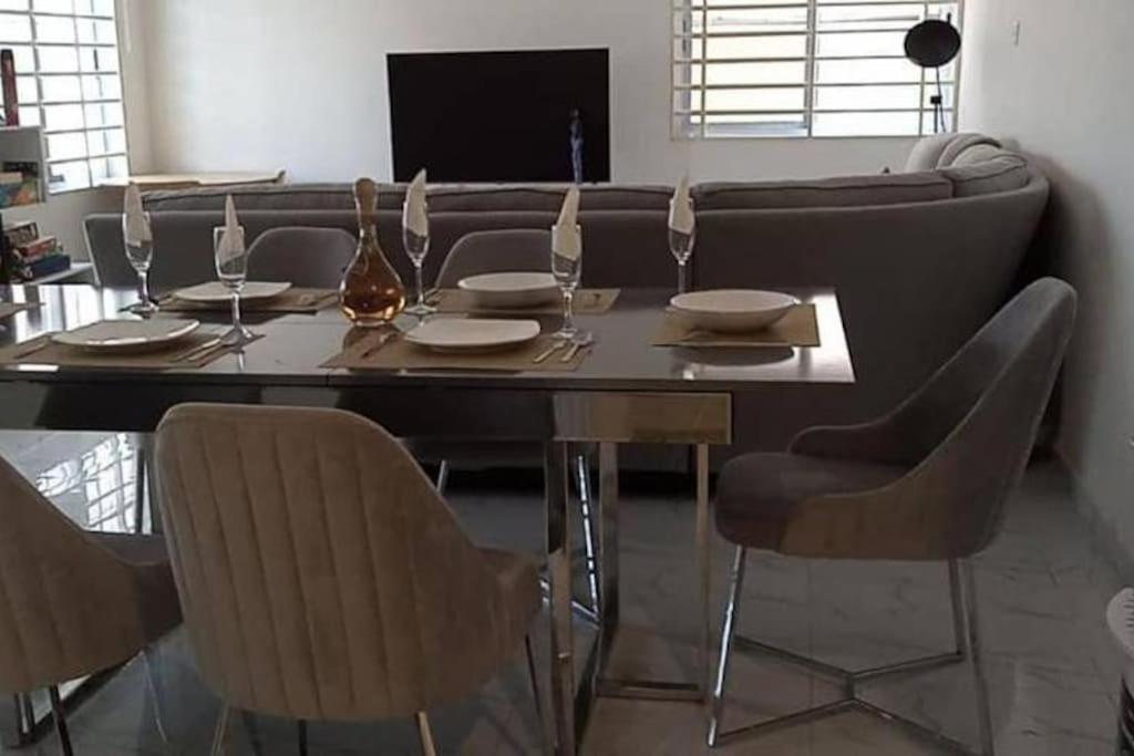 阿克拉Chateau Eyram的用餐室配有桌椅和沙发