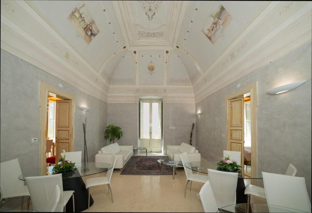 加利波利Relais Carlo V - Palazzo Storico的客厅配有白色家具和天花板