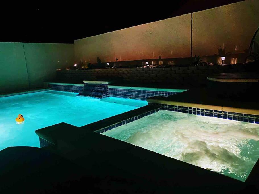 拉斯维加斯J’s amazing pool and hot Jaccuzi sweet house的夜晚,在泳池里,