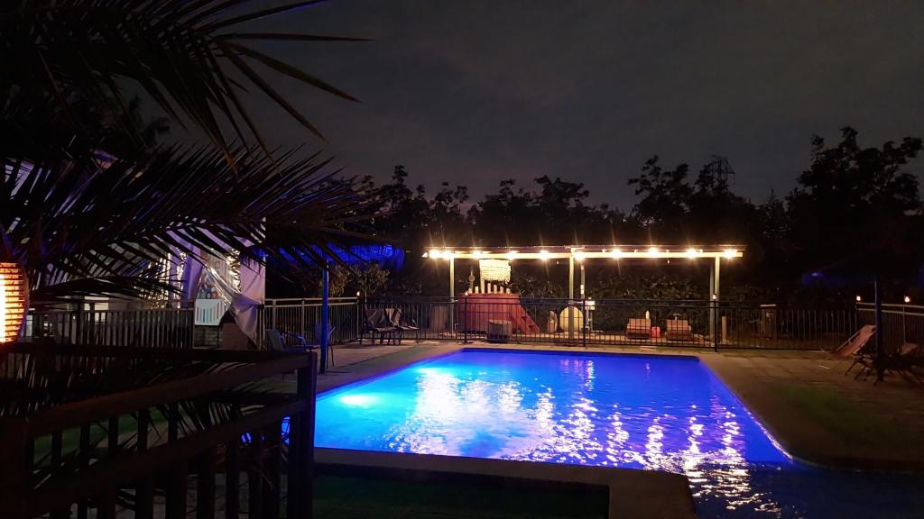 皮尔克Escapada romántica的夜间游泳池,围栏上灯火通明