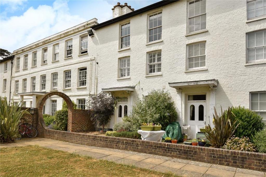 阿克斯桥LONDON HEATHROW GLAMOUR MANSION HOUSE的一座带砖砌庭院的大型白色房屋