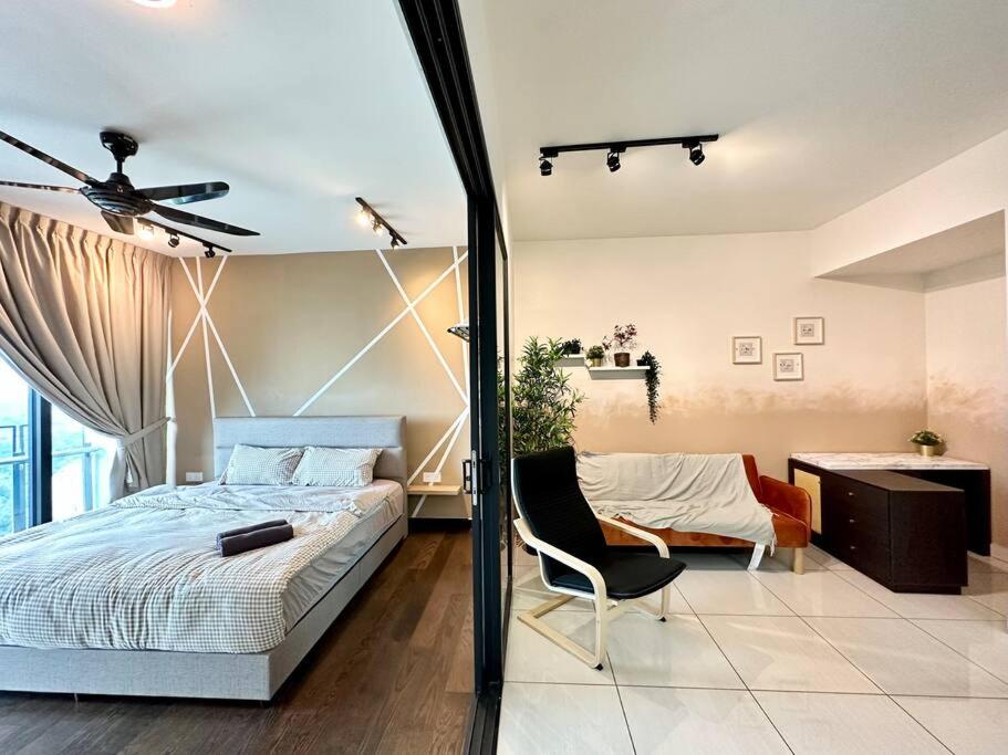 努沙再也2113 Almas Suites Studio100mbps! Netflix By STAY的一间卧室配有一张床、一把椅子和一张书桌