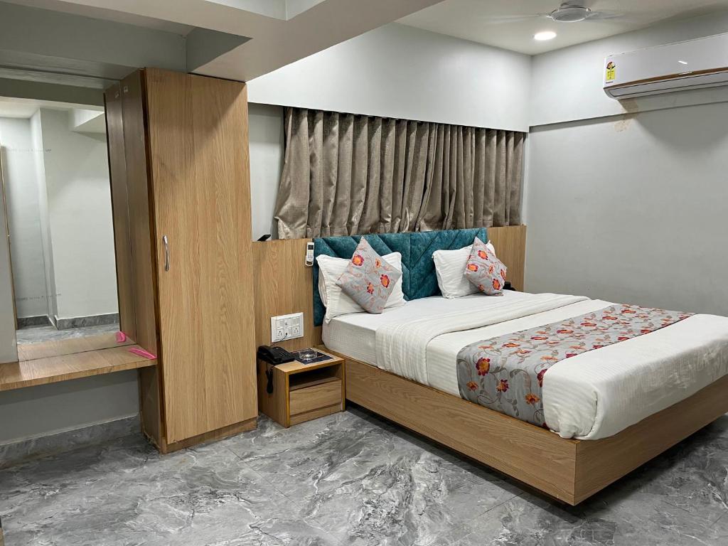 Hotel Savariya Palace客房内的一张或多张床位