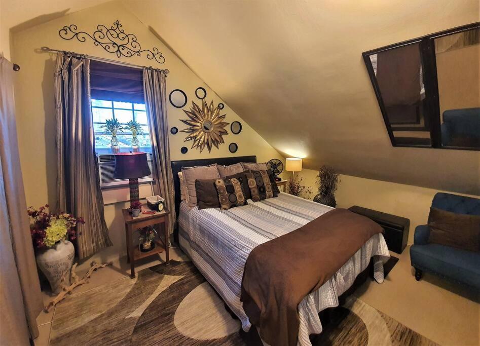 新奥尔良Tropical OASIS Getaway with a Private Pool & Spa的一间卧室设有一张大床和一个窗户。