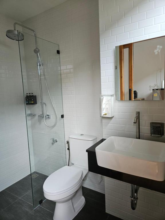 合艾RINA Poolvilla (รินะ พูลวิลล่า)的浴室配有卫生间、盥洗盆和淋浴。