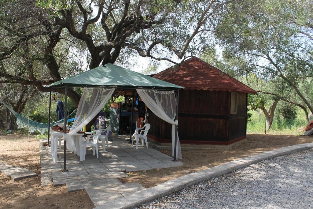 帕利努罗Camping Amanti Del Mare的前方设有带桌椅的凉亭。