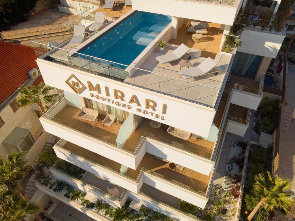 斯普利特Mirari Boutique Hotel的享有带游泳池的建筑的空中景致