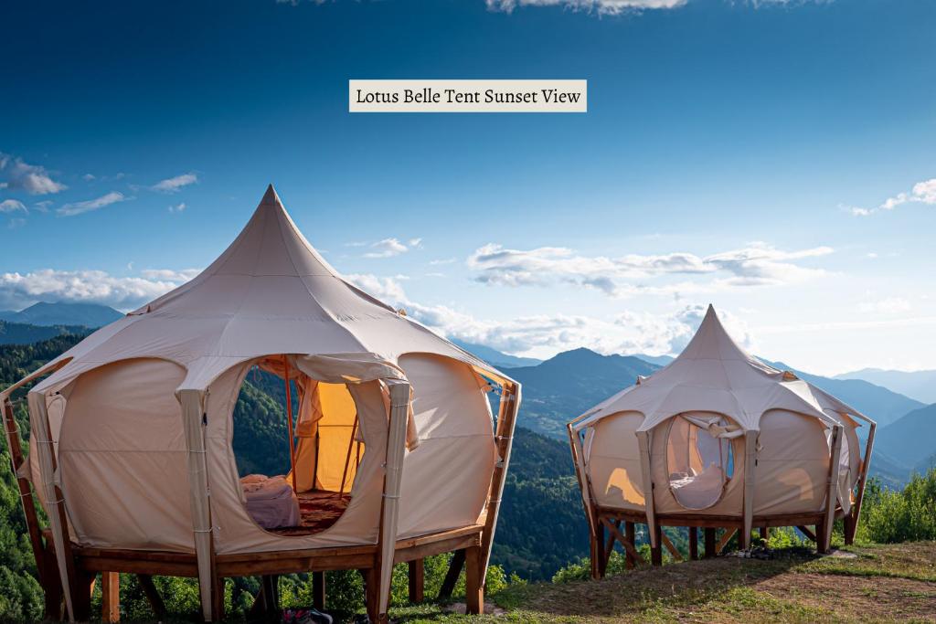KhuloGlamping Tago的两顶帐篷,位于山顶