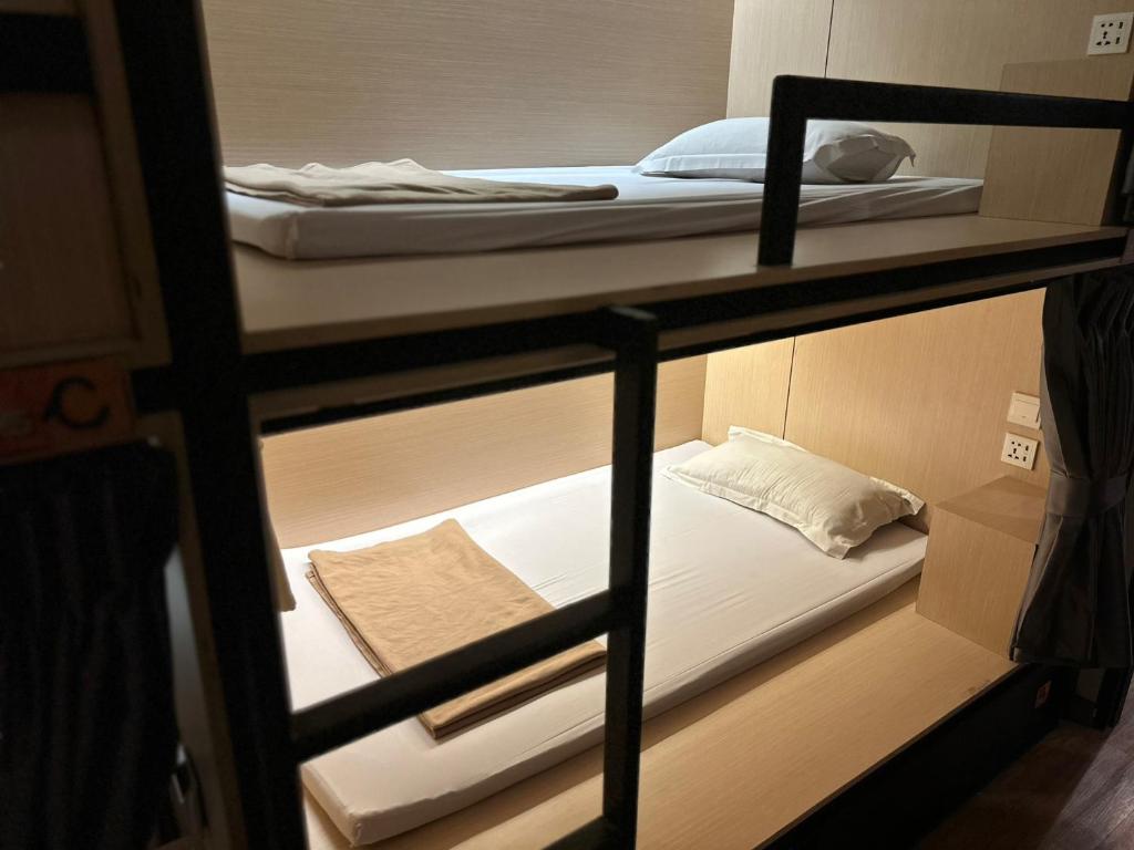 曼谷Cubic Bed Pratunam的客房内的两张双层床