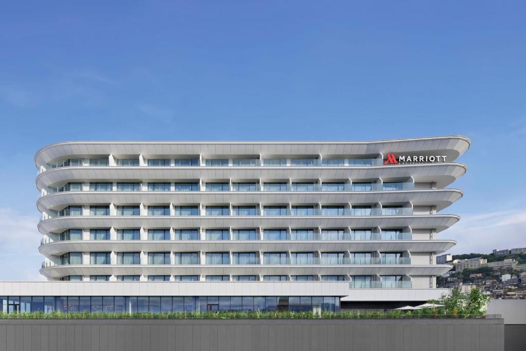 长崎Nagasaki Marriott Hotel的酒店大楼的 ⁇ 染