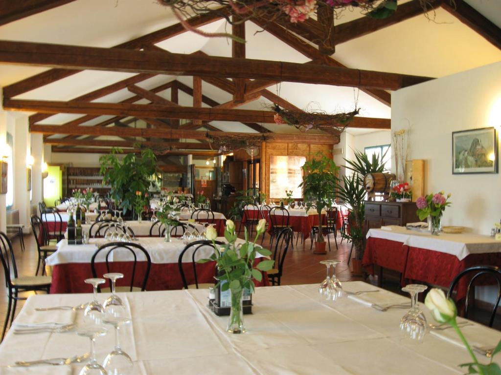 黎都-迪沃拉诺坎尼维耶餐厅酒店的大楼内带桌椅的用餐室